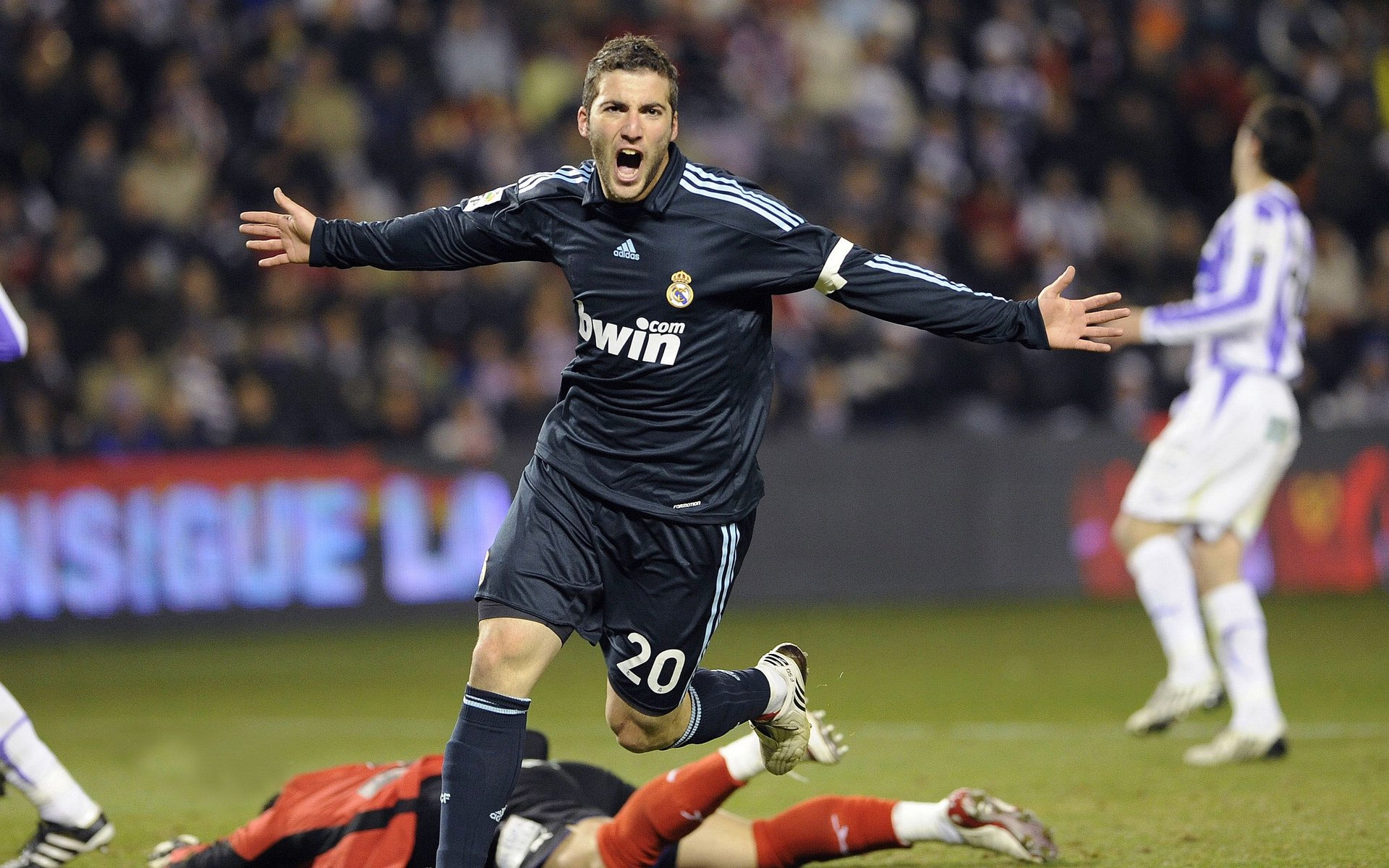 电竞行业的“明星孵化器”：从训练营到巨星的成长路径，电竞网红孵化公司